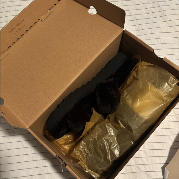 BNIB Koolaburra by Ugg Fur sandals - Picture 9 of 11